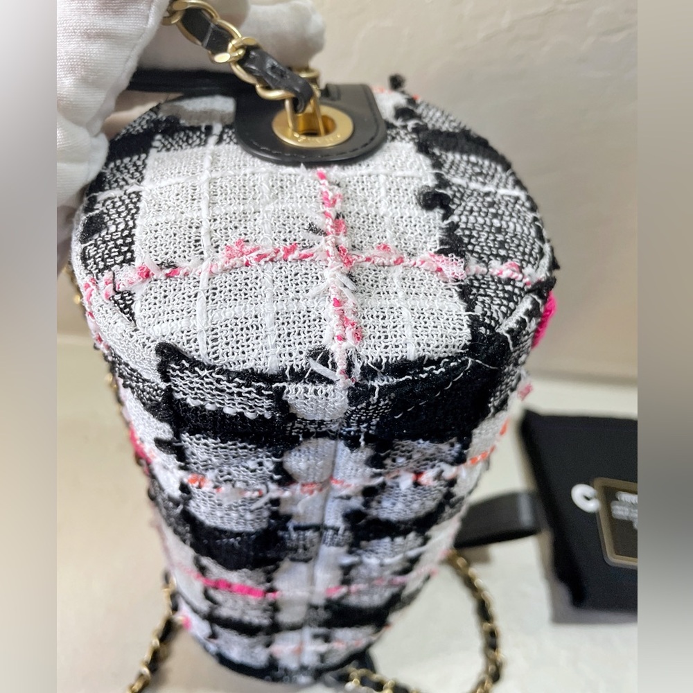 Chanel 2020 Runway Tweed Bag Signe Bowling Excellent Like New, Autenticated - Picture 7 of 16